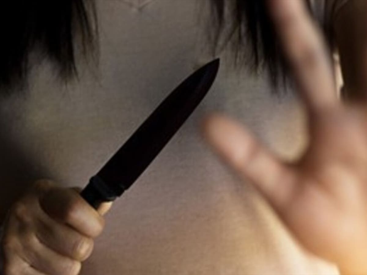 Mujer fue apuñalada dentro de su casa por un ladrón