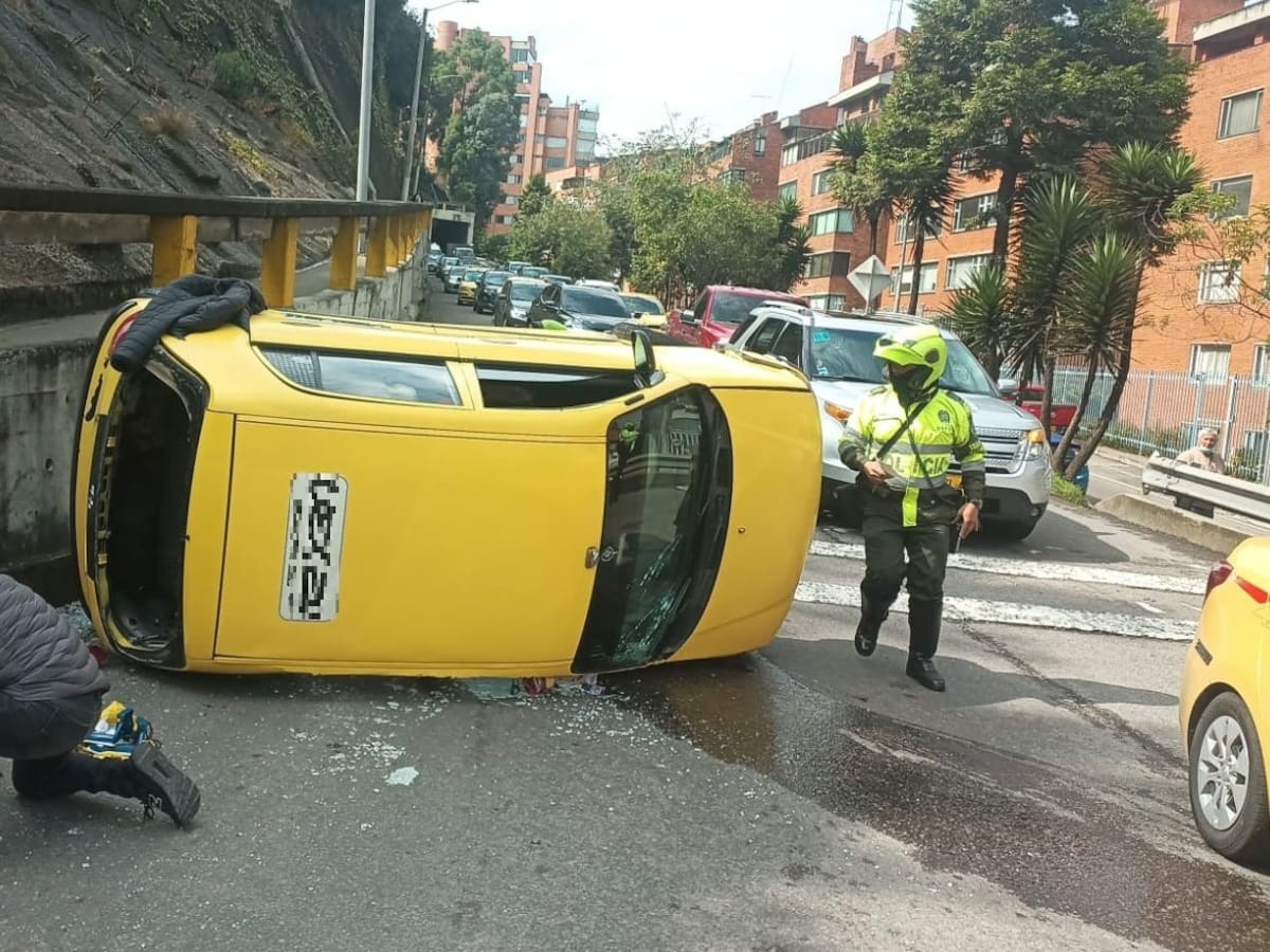 Movilidad HOY Bogotá: Un taxi se volcó en la Av. Circunvalar con calle 91