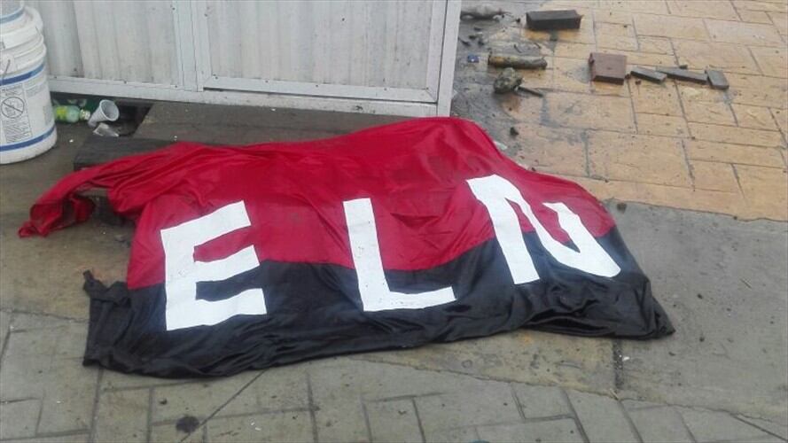 La bandera con insignias del grupo guerrillero fue dejada en el malecón de Buenaventura. Foto: Cortesía.
