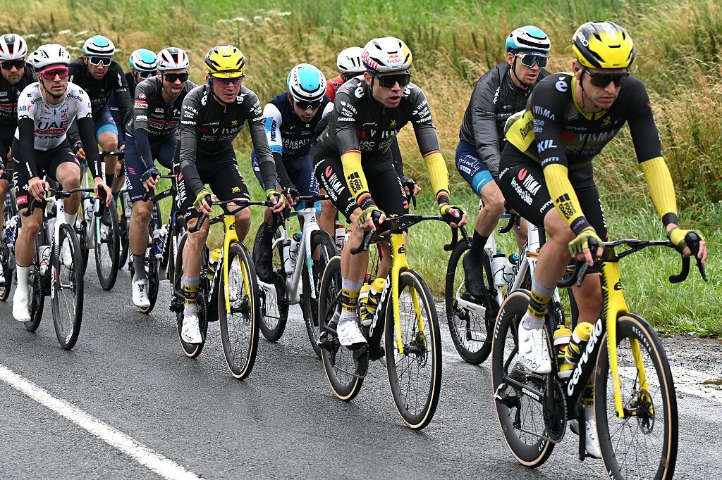 Santiago Buitrago en el pelotón de la etapa 2 del Tour de Francia / Getty Images