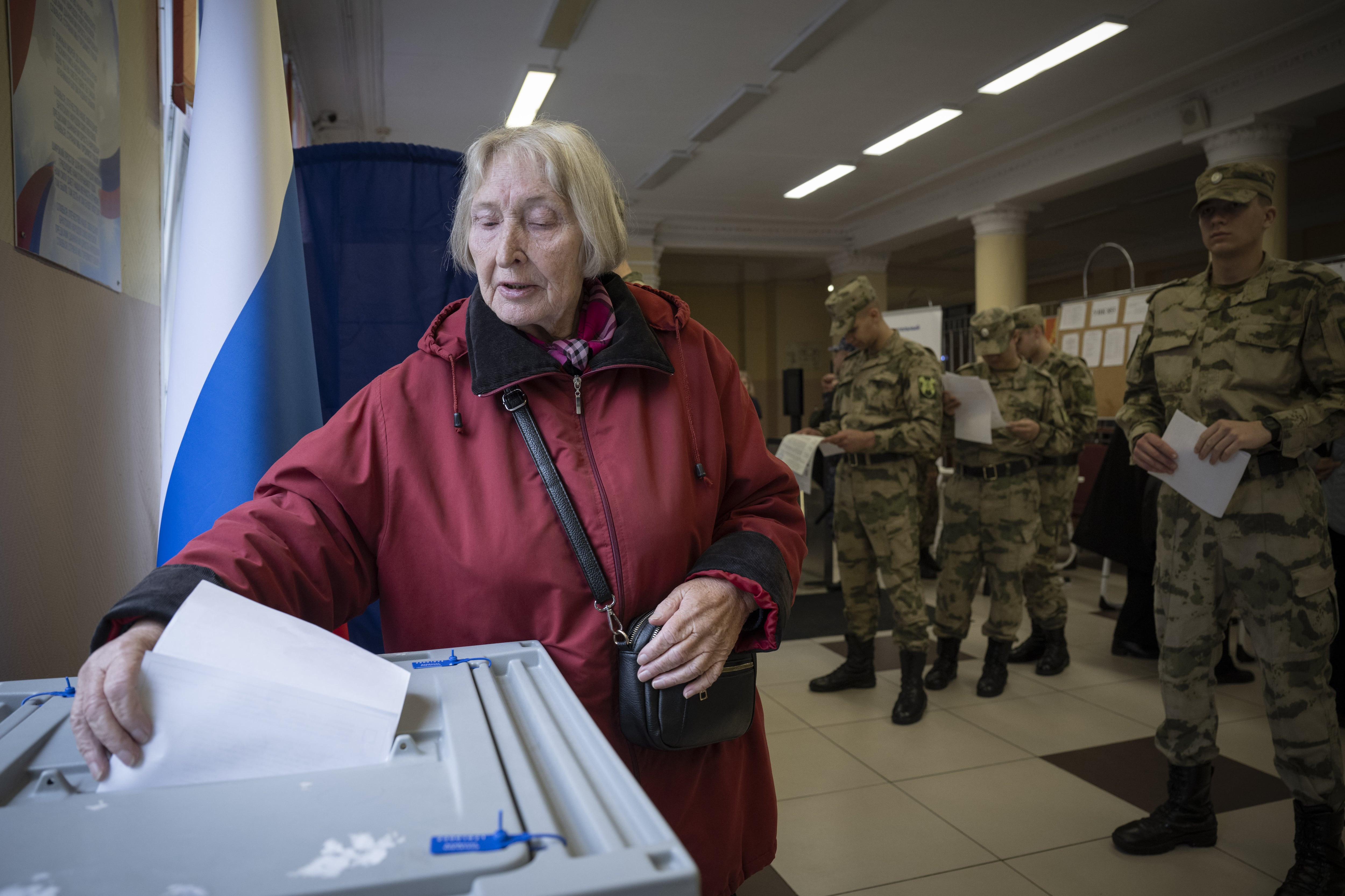 Participación ciudadana en la jornada electoral para renovar el Parlamento de Rusia.

(Foto:    Natalia Kolesnikova/Anadolu via Getty Images)