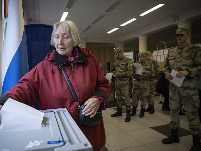 Participación ciudadana en la jornada electoral para renovar el Parlamento de Rusia.
(Foto: Natalia Kolesnikova/Anadolu via Getty Images)
