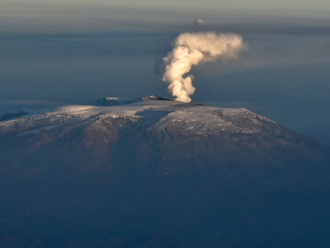 Vista aérea del volcán Nevado del Ruiz que muestra una columna de humo y cenizas el 21 de noviembre de 2016 en Colombia. Foto: LUIS ROBAYO/AFP vía Getty Images.