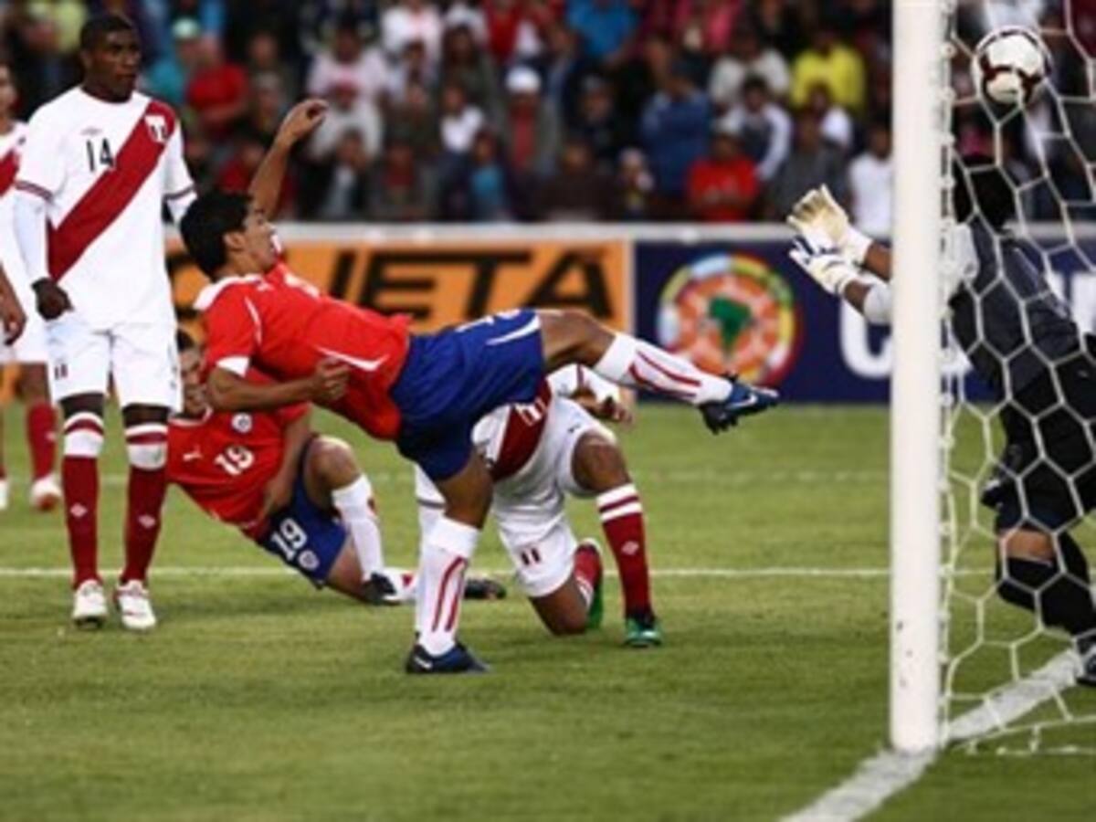 Chile da el golpe y vence a un decepcionante Perú