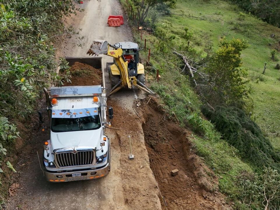 Construcción de la vía entre Cañasgordas y Abriaquí. Foto:Gobernación de Antioquia.