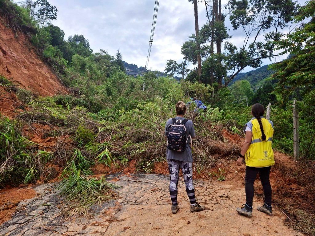 La Alcaldía de Medellín ha atendido más de 15 deslizamientos sobre la vía principal de acceso a la vereda El Jardín en Altavista. Foto: Dagrd