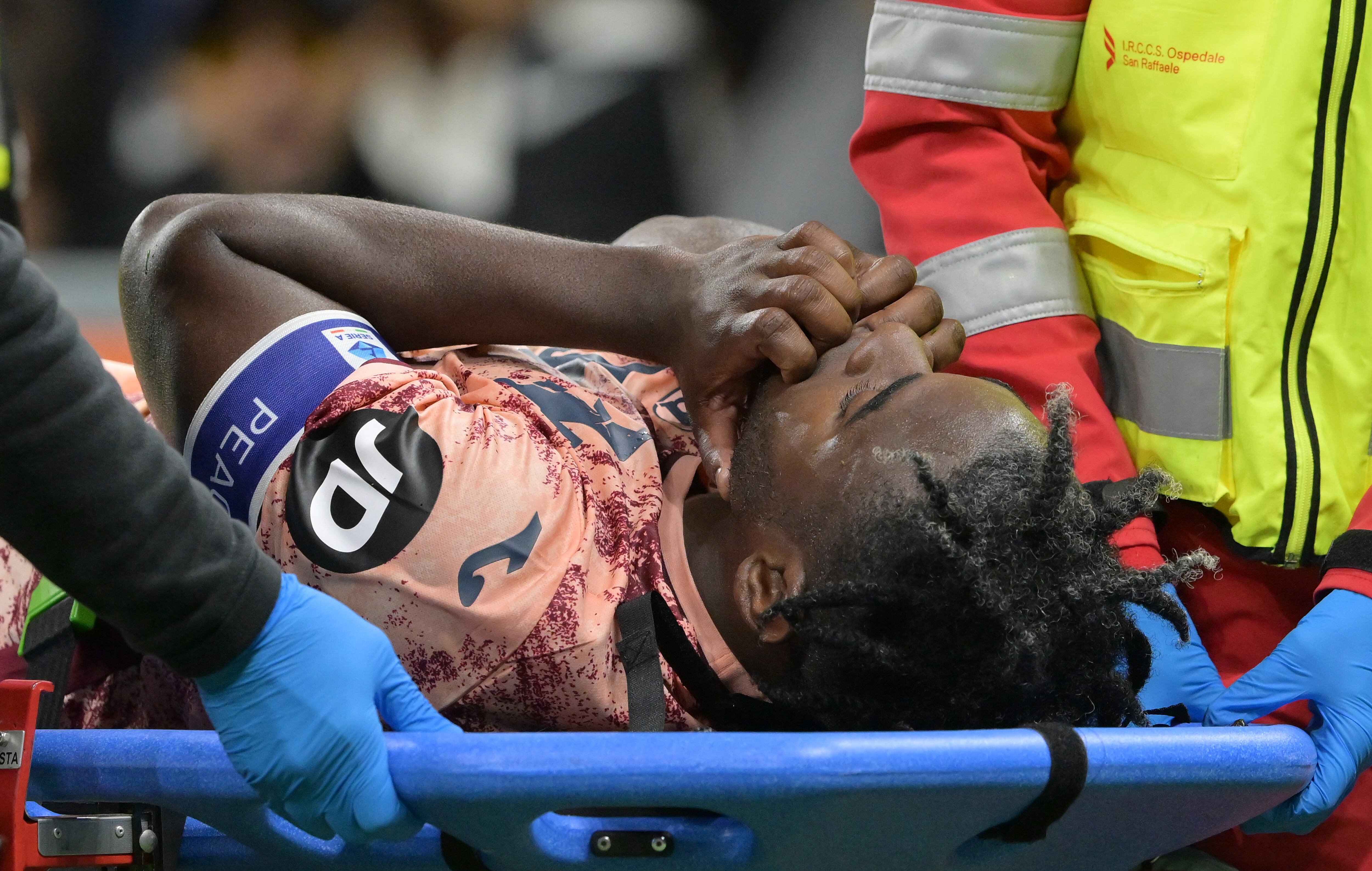Duván Zapata se retira lesionado del juego ante el Inter de Milán. (Photo by Giuseppe Bellini/Getty Images)