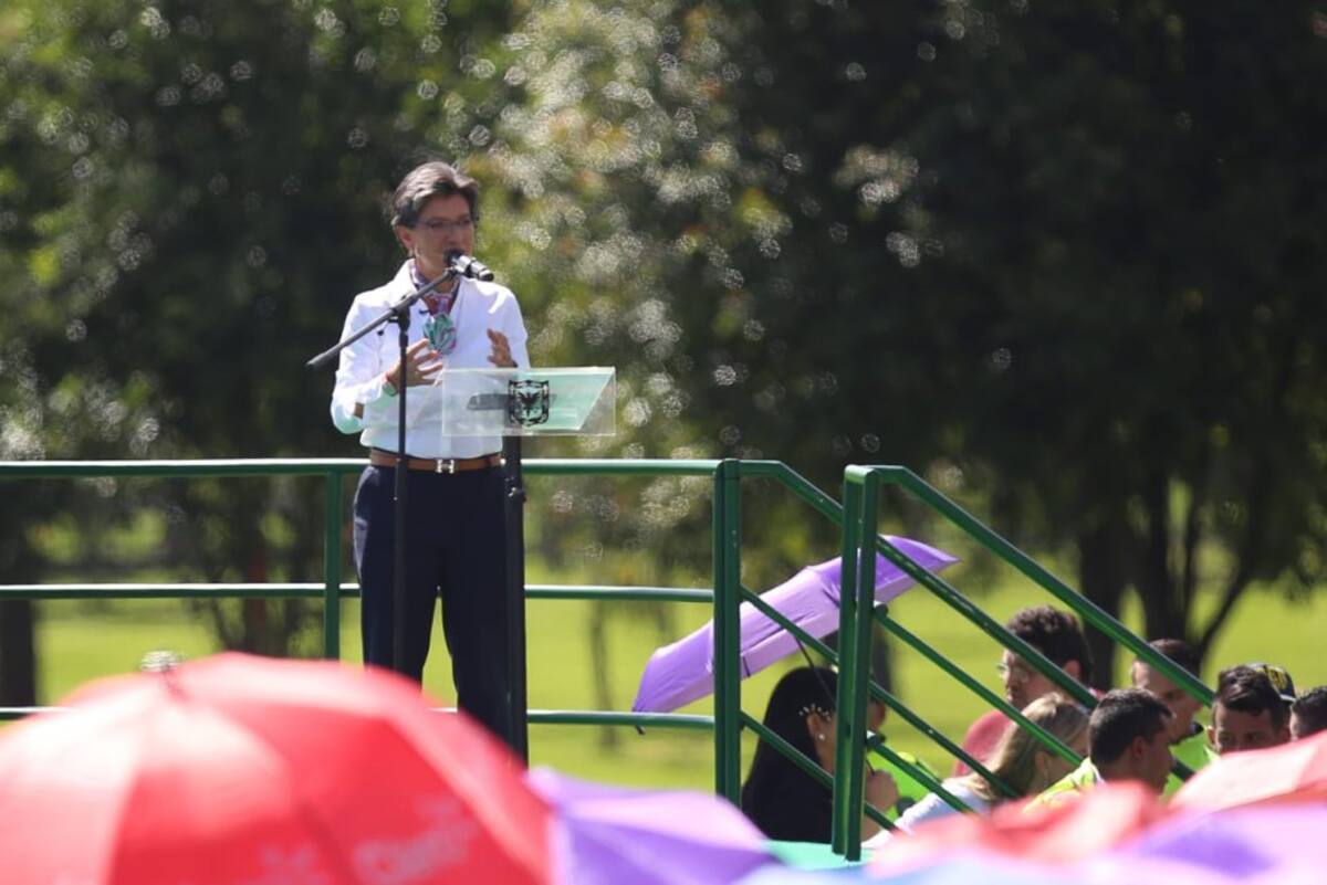Claudia López leyendo su primer discurso en el cargo. 