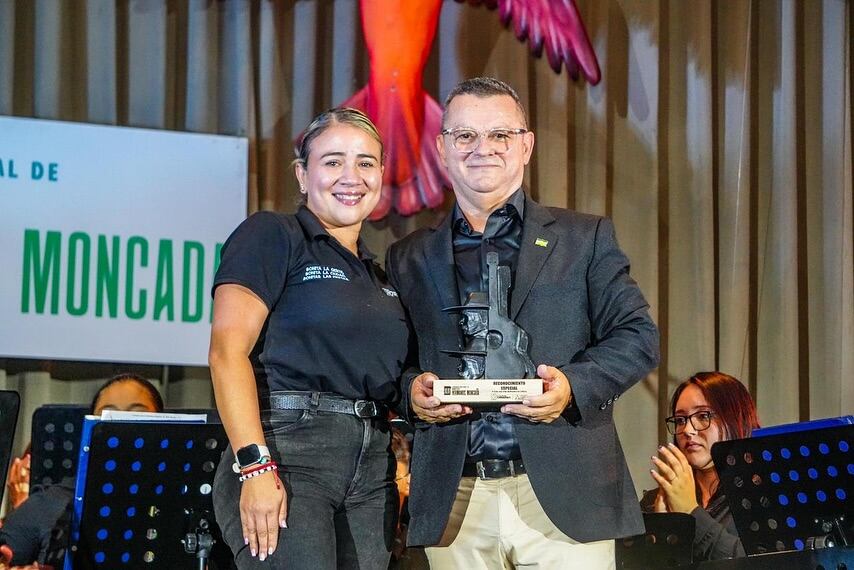 Corpocultura entregó reconocimiento especial al maestro Juan José Ramírez Gómez en Concurso de los Hermanos Moncada. Foto: Cortesía alcaldía de Armenia