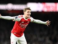 Martin Odegaard festeja su gol ante el Brighton. (Photo by Stuart MacFarlane/Arsenal FC via Getty Images)