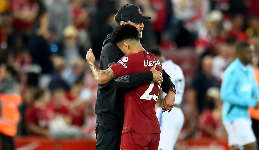 Luis Díaz y Jürgen Klopp se abrazan al final del partido ante el Crystal Palace.