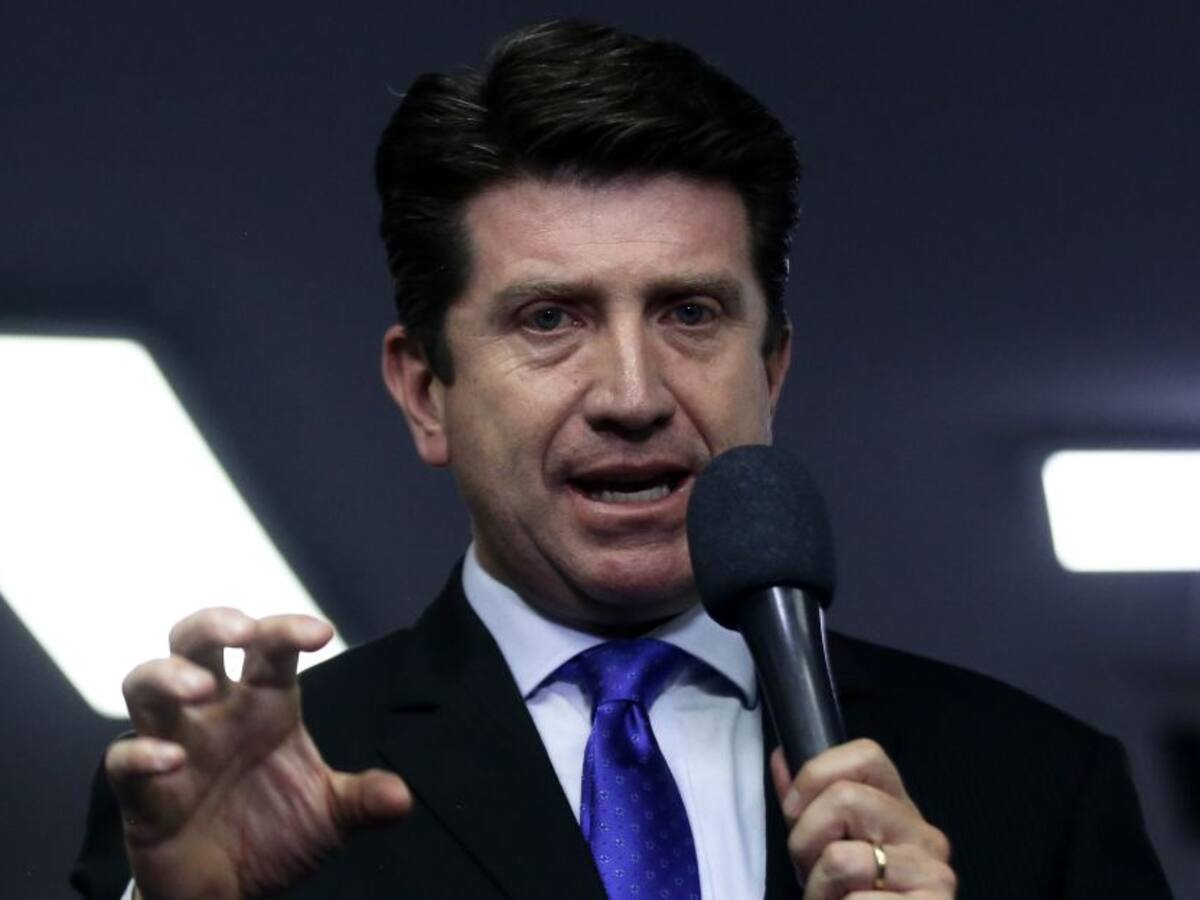 "Gestionar ventiladores no se hace a punta de gritos": Diego Molano