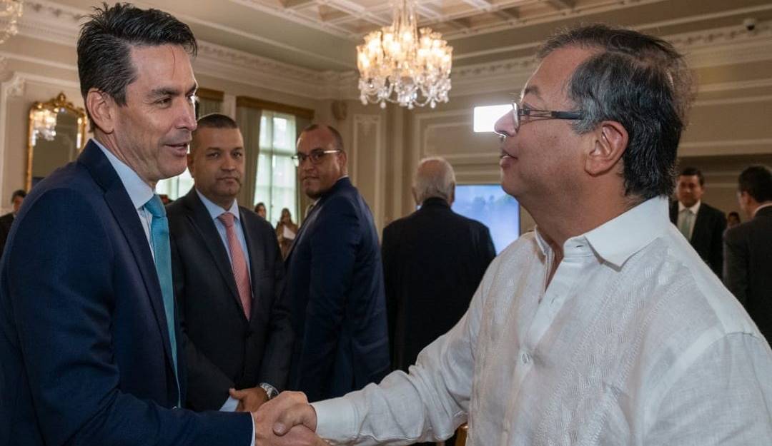 El alcalde Carlos Ordosgoitia saluda al Presidente Petro.