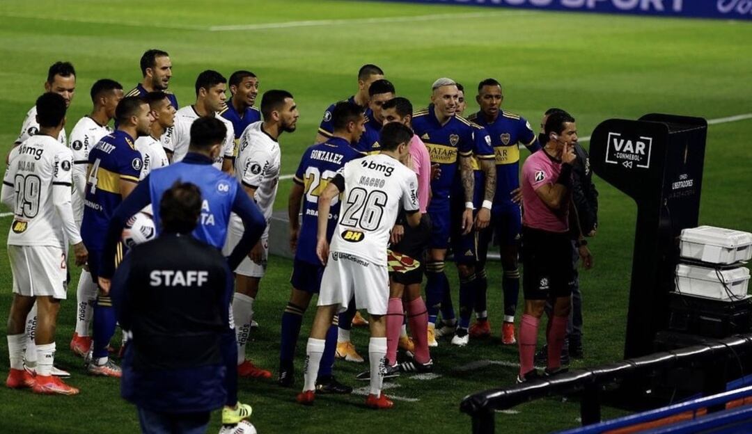 Andrés Rojas, árbitro colombiano, en el partido Boca Juniors vs Atlético Mineiro