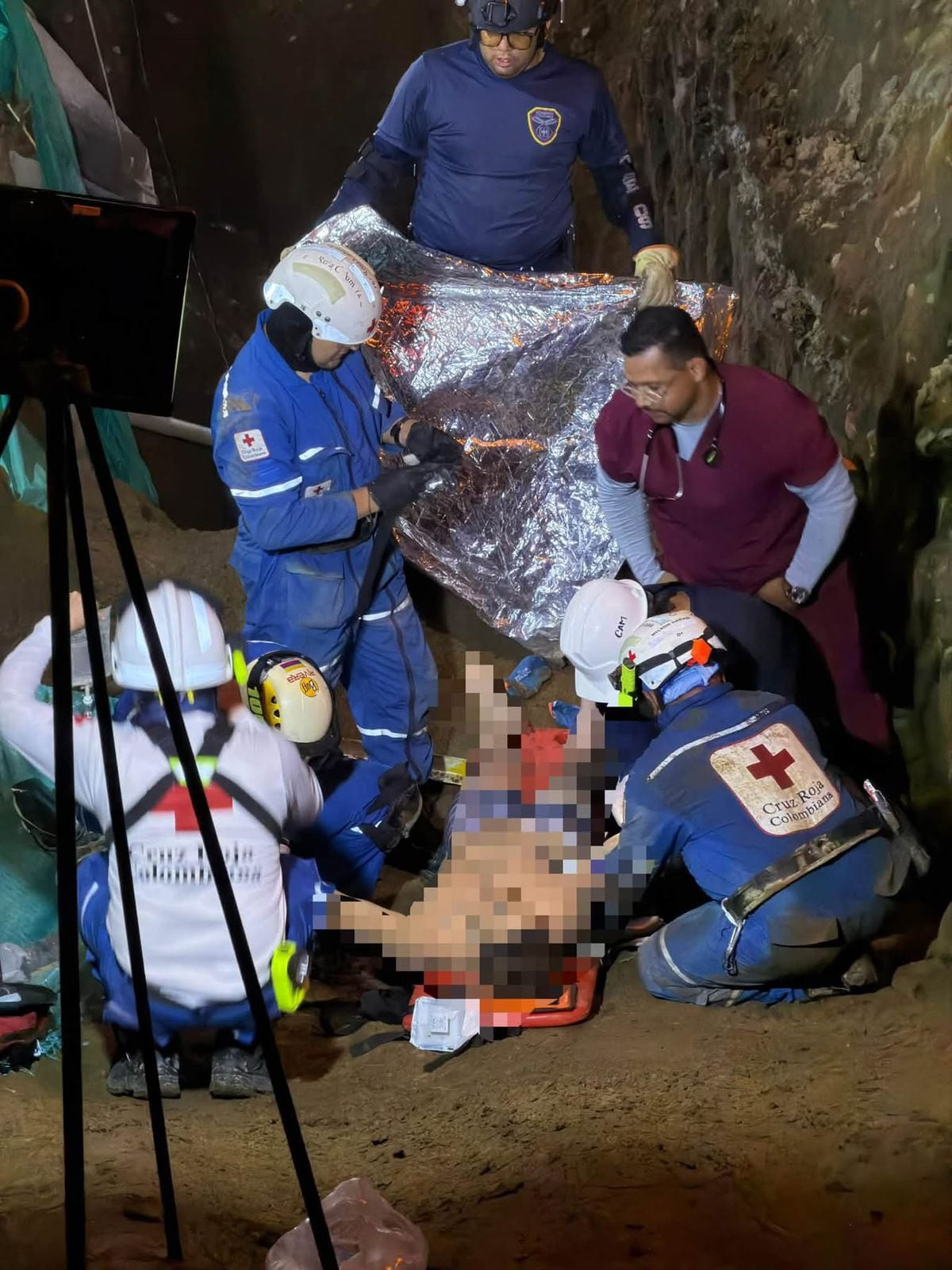 Momento del rescate de obrero atrapado por un alud de tierra en Montenegro, Quindío. Foto: Cortesía Cruz Roja