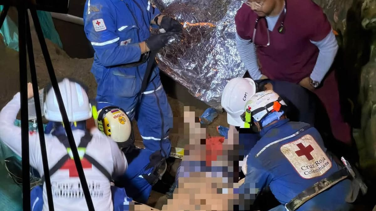 Luego de cinco horas rescataron con vida obrero atrapado por alud de tierra en Montenegro, Quindío