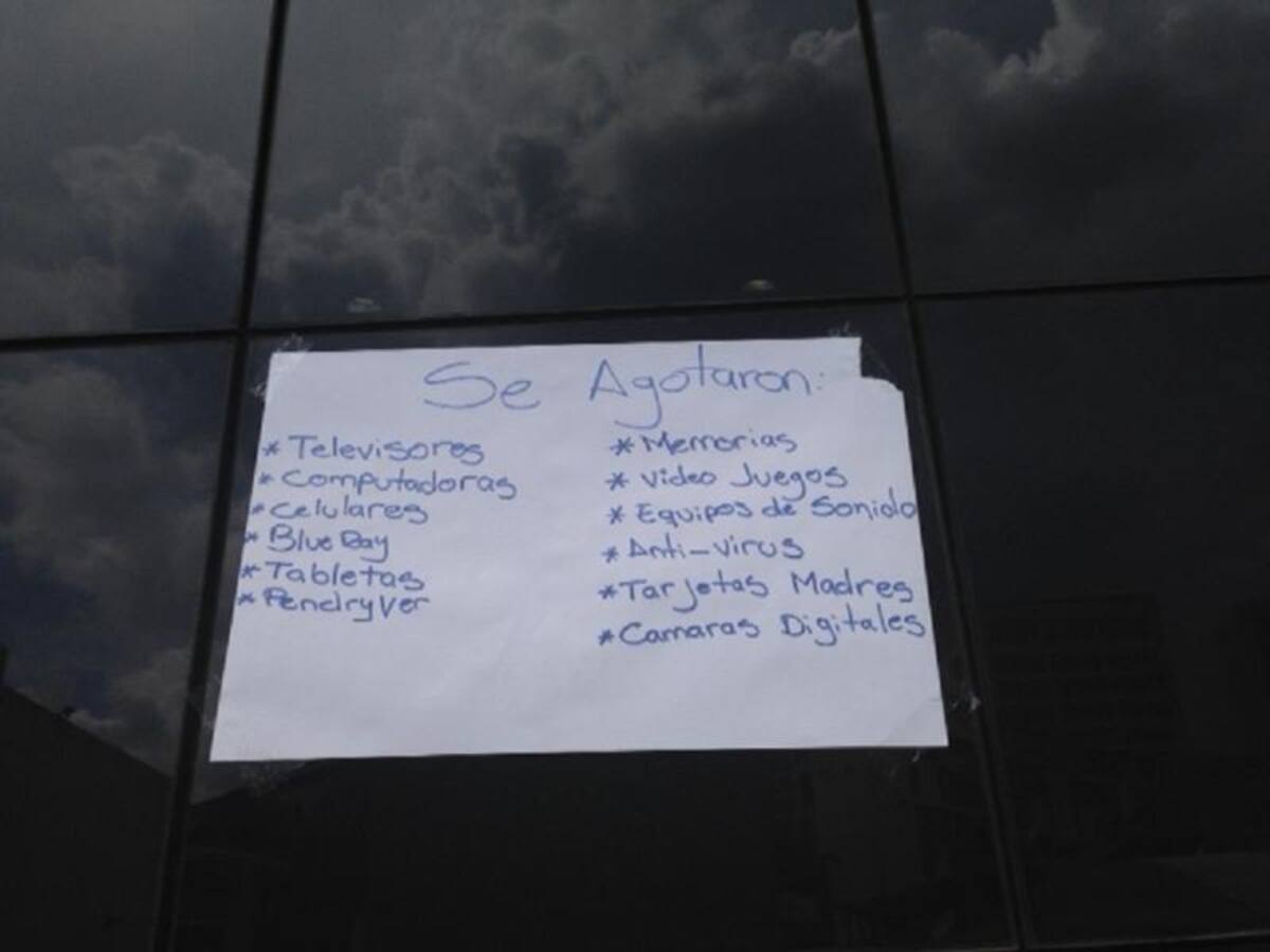 Llega diciembre y en los estantes de los almacenes en Caracas y otras ciudades se ven pocas mercancías, por causa de las medidas del gobierno que tiene en aprietos a los comerciantes, según afirman los empresarios y sectores de la oposición. No hay artículos.