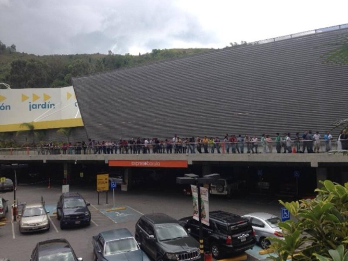 Llega diciembre y en los estantes de los almacenes en Caracas y otras ciudades se ven pocas mercancías, por causa de las medidas del gobierno que tiene en aprietos a los comerciantes, según afirman los empresarios y sectores de la oposición. Muchas filas frente a los comercios.