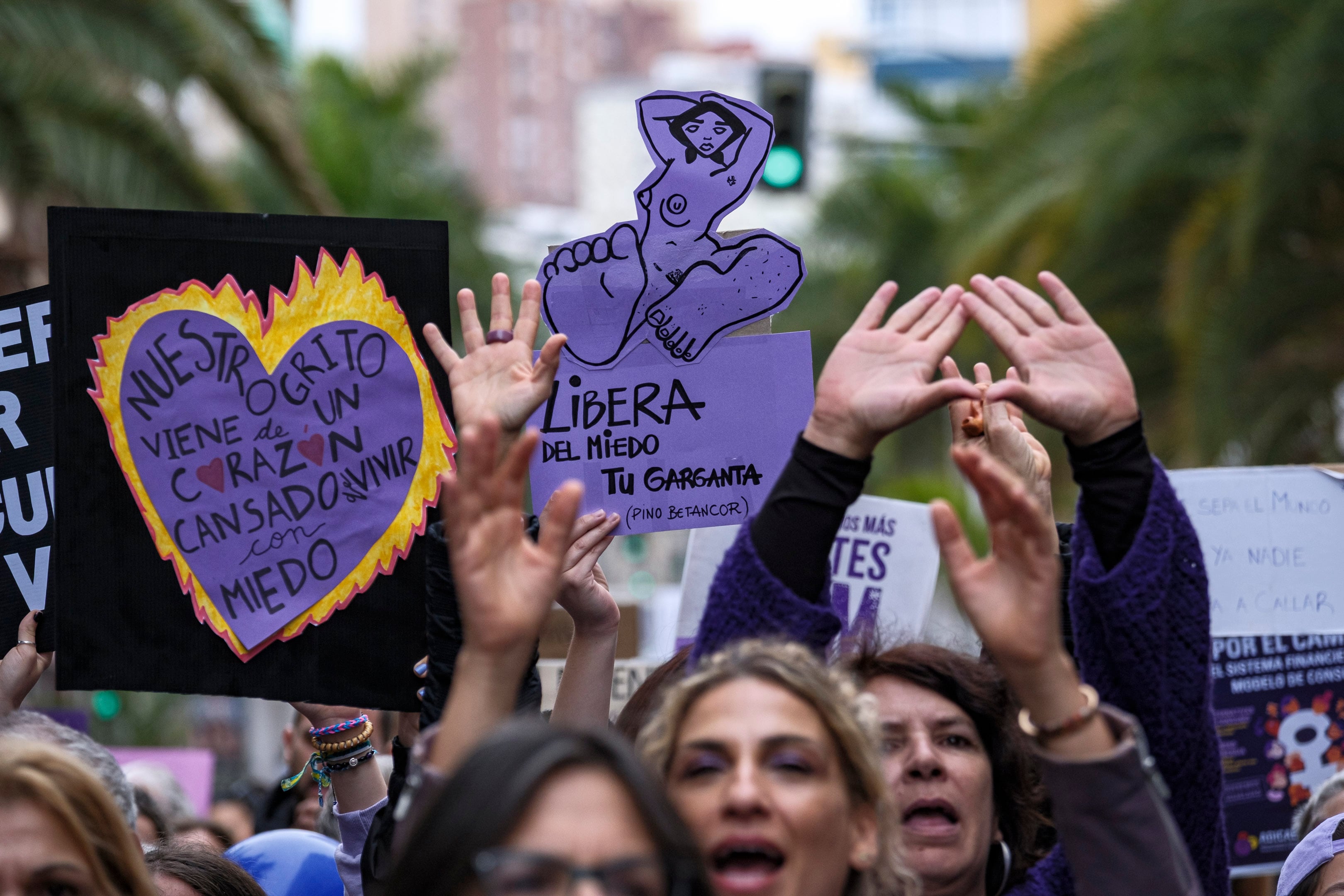 LAS PALMAS DE GRAN CANARIA. 08/03/2025. Marcha feministas. EFE/Ángel Medina G.