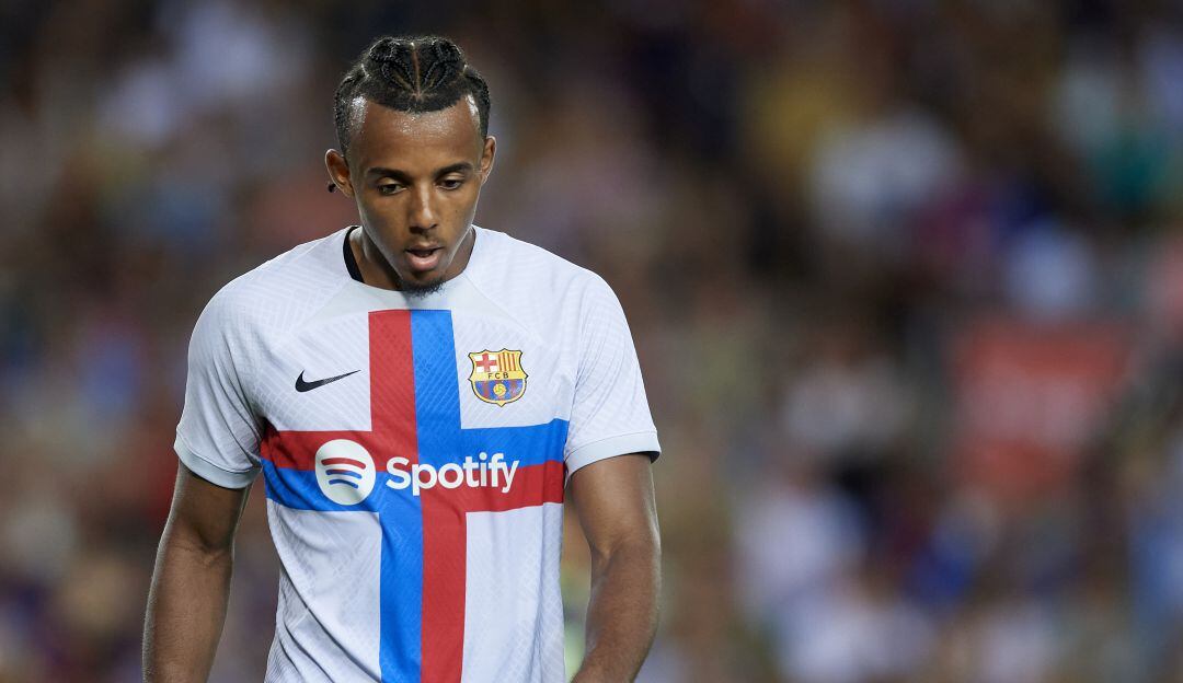 Jules Koundé jugando un duelo amistoso con Barcelona en el Camp Nou.