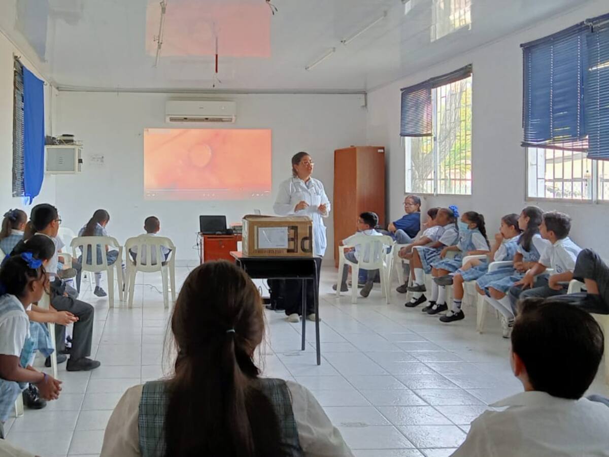 Autoridad Marítima Colombiana capacita sobre ciencia a niños de Cartagena