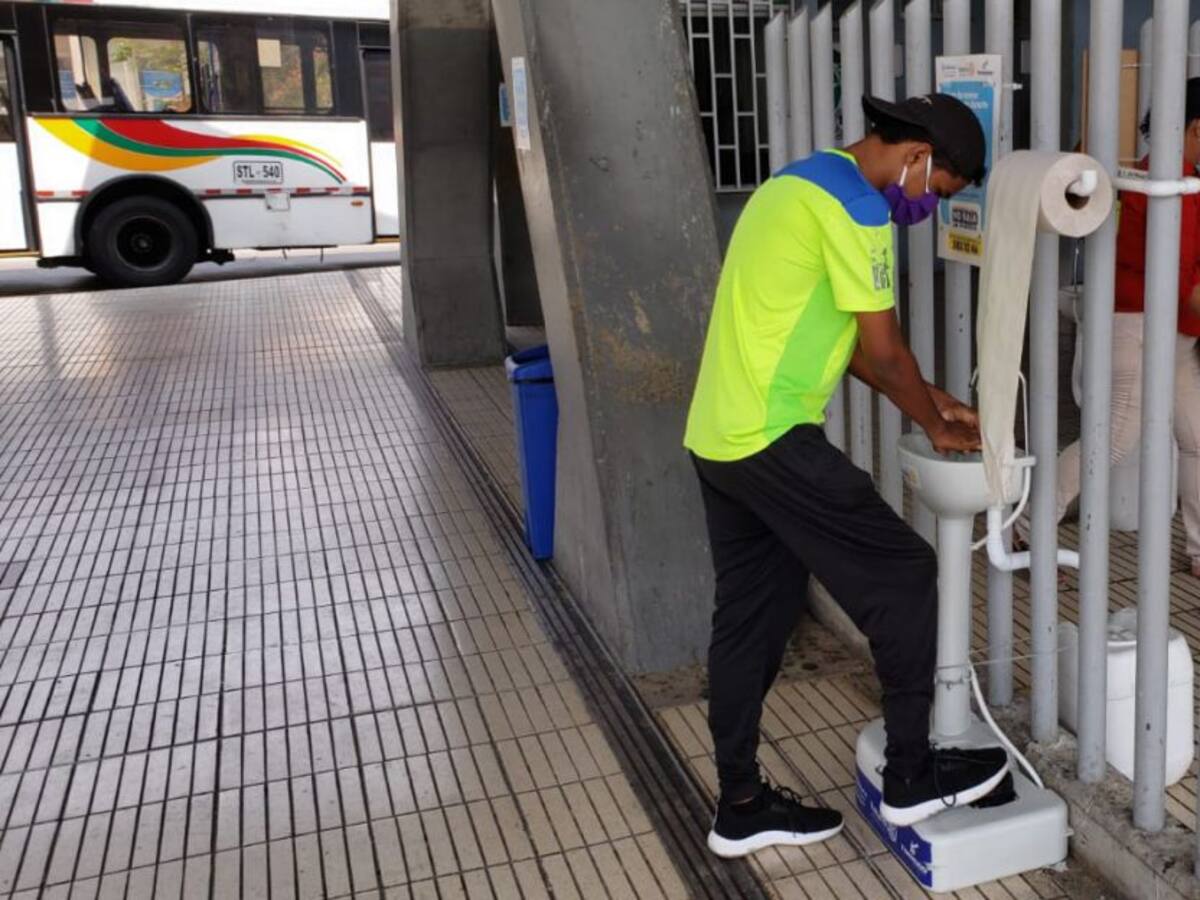 Donan 20 lavamanos portátiles para estaciones de Transmetro