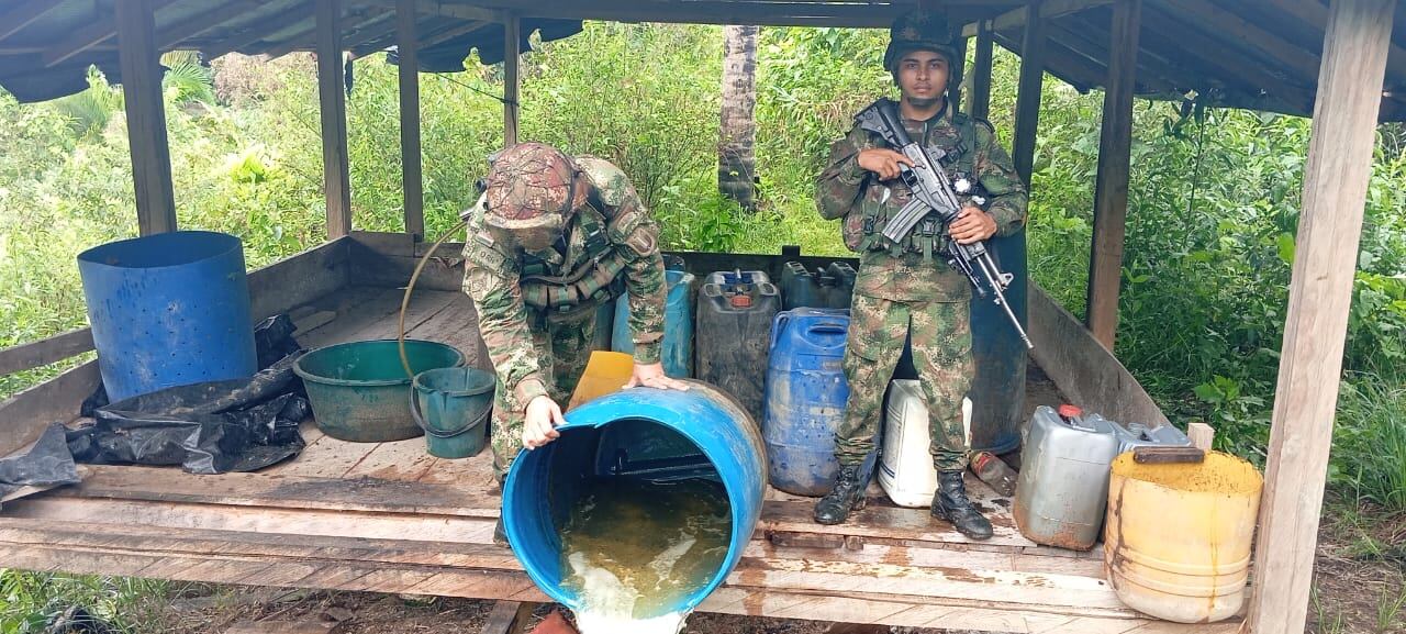 El Ejército destruye laboratorio cocalero en Montelíbano, Córdoba.