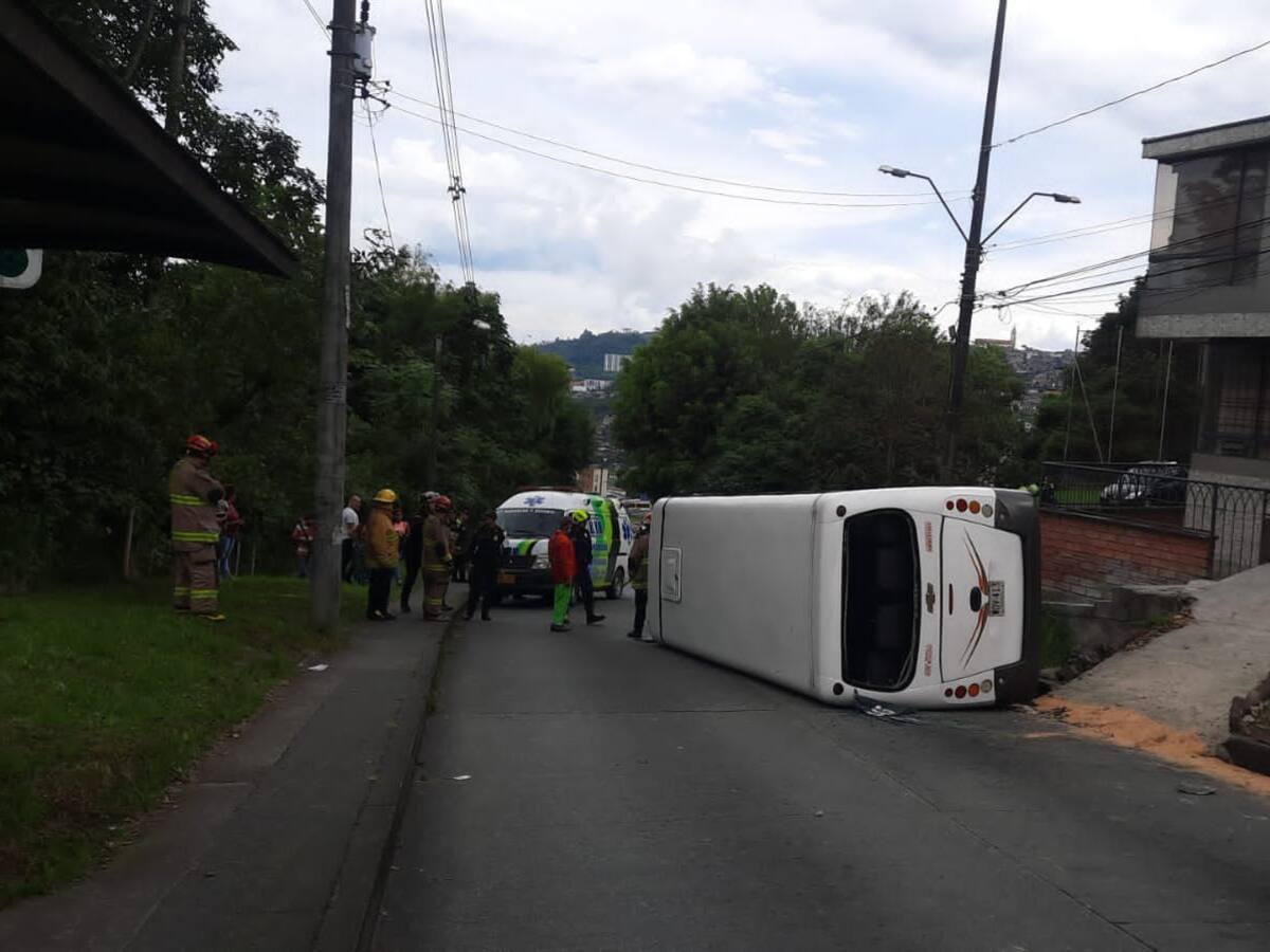 Ocho personas resultaron heridas por volcamiento de un vehículo en un barrio de Manizales