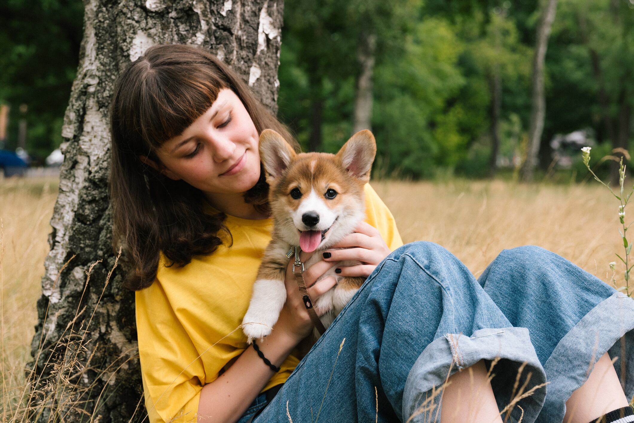 Joven con Corgi, imagen de referencia // Getty Images