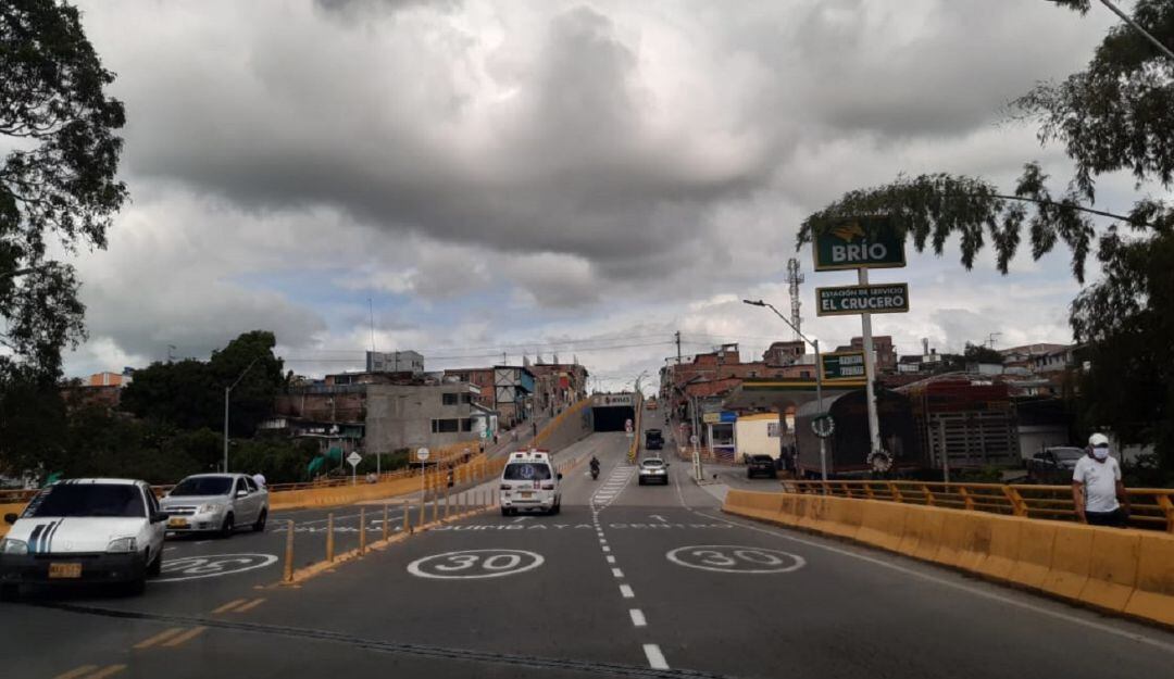 Al fondo el paso nacional por el municipio de Montenegro, Quindío