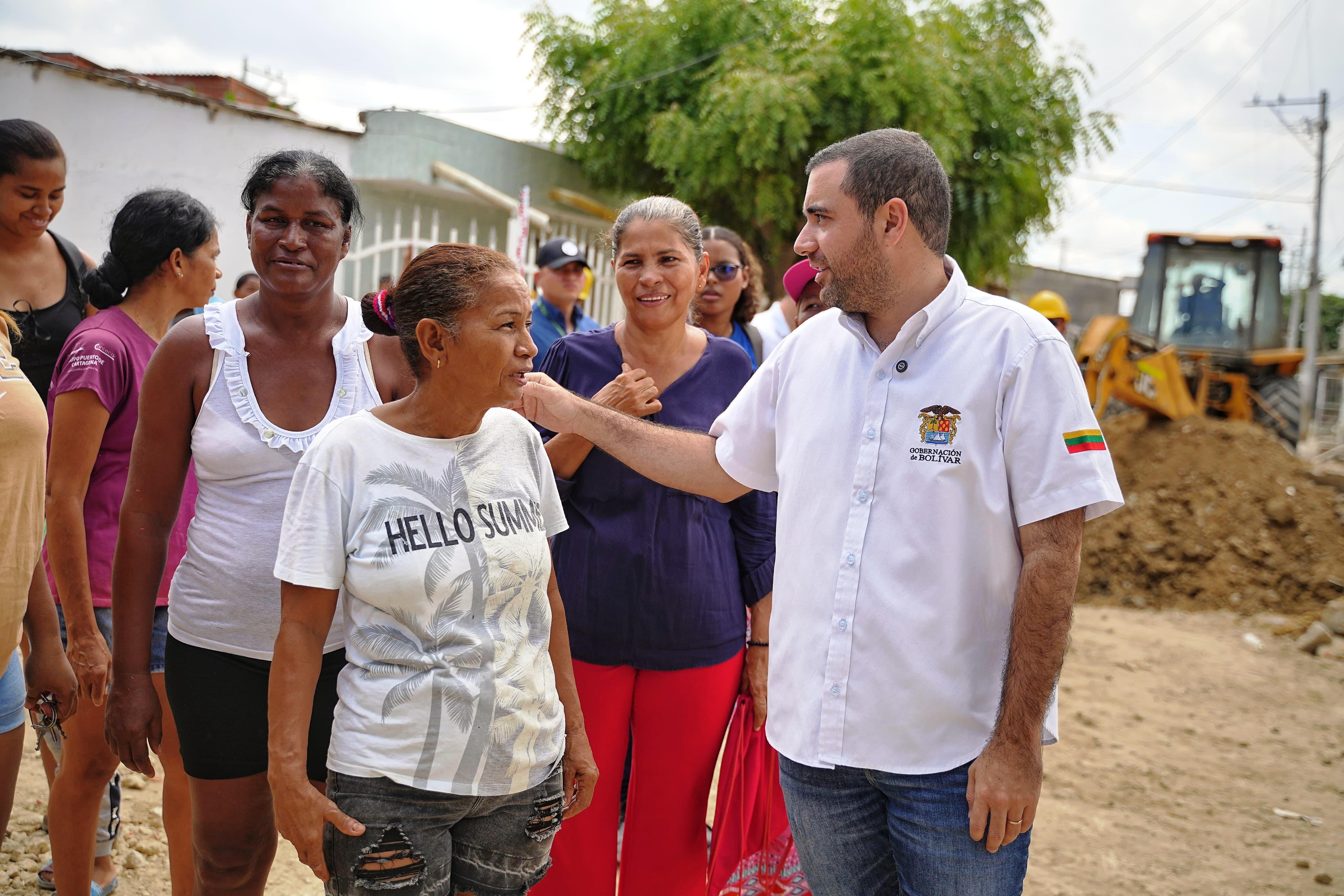 Máquinas trabajando: gobernador revisa avance de obras en La María