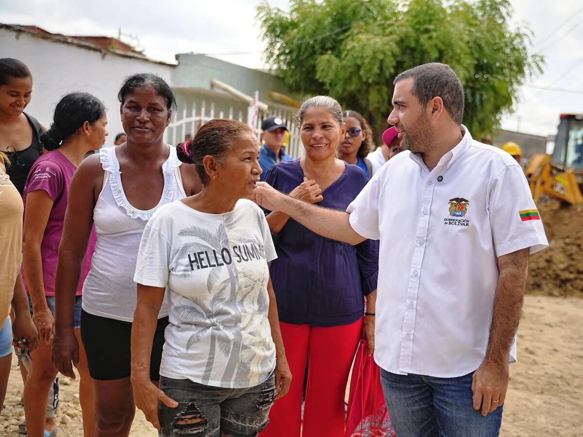 Máquinas trabajando: gobernador revisa avance de obras en La María
