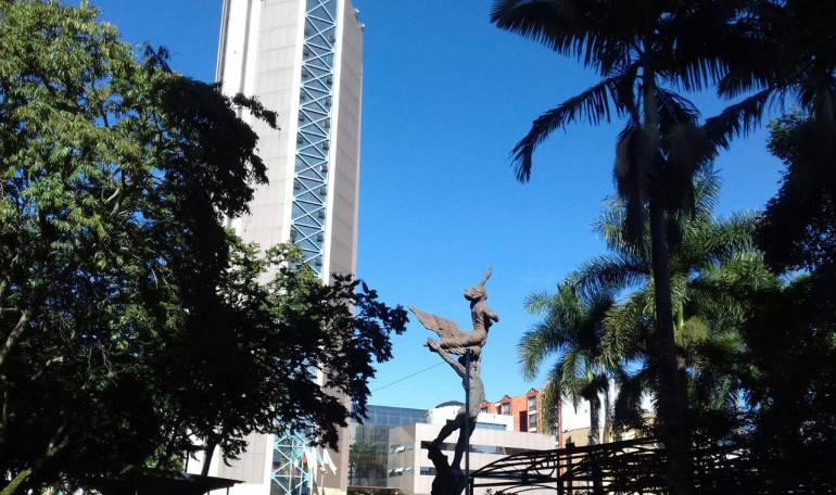 Todos los días a las 5:45, 6:48, 7:48 y 8:45 AM escuche la información local en Caracol Radio