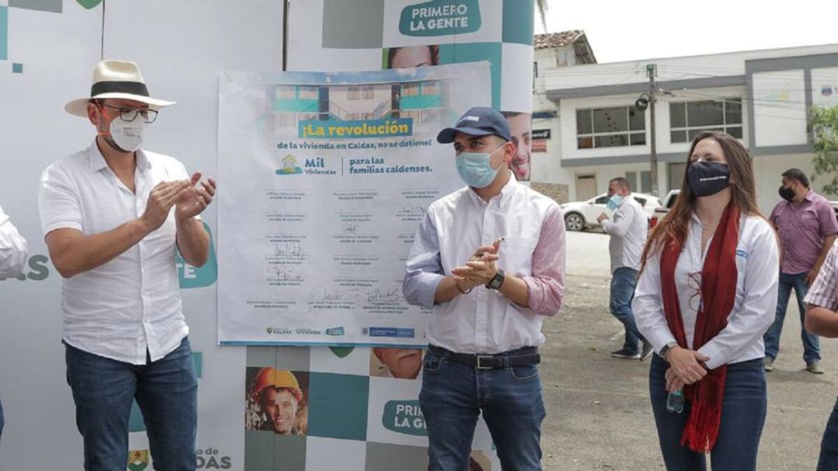 Ministro de Vivienda firmó convenio para construcción de casas en Caldas