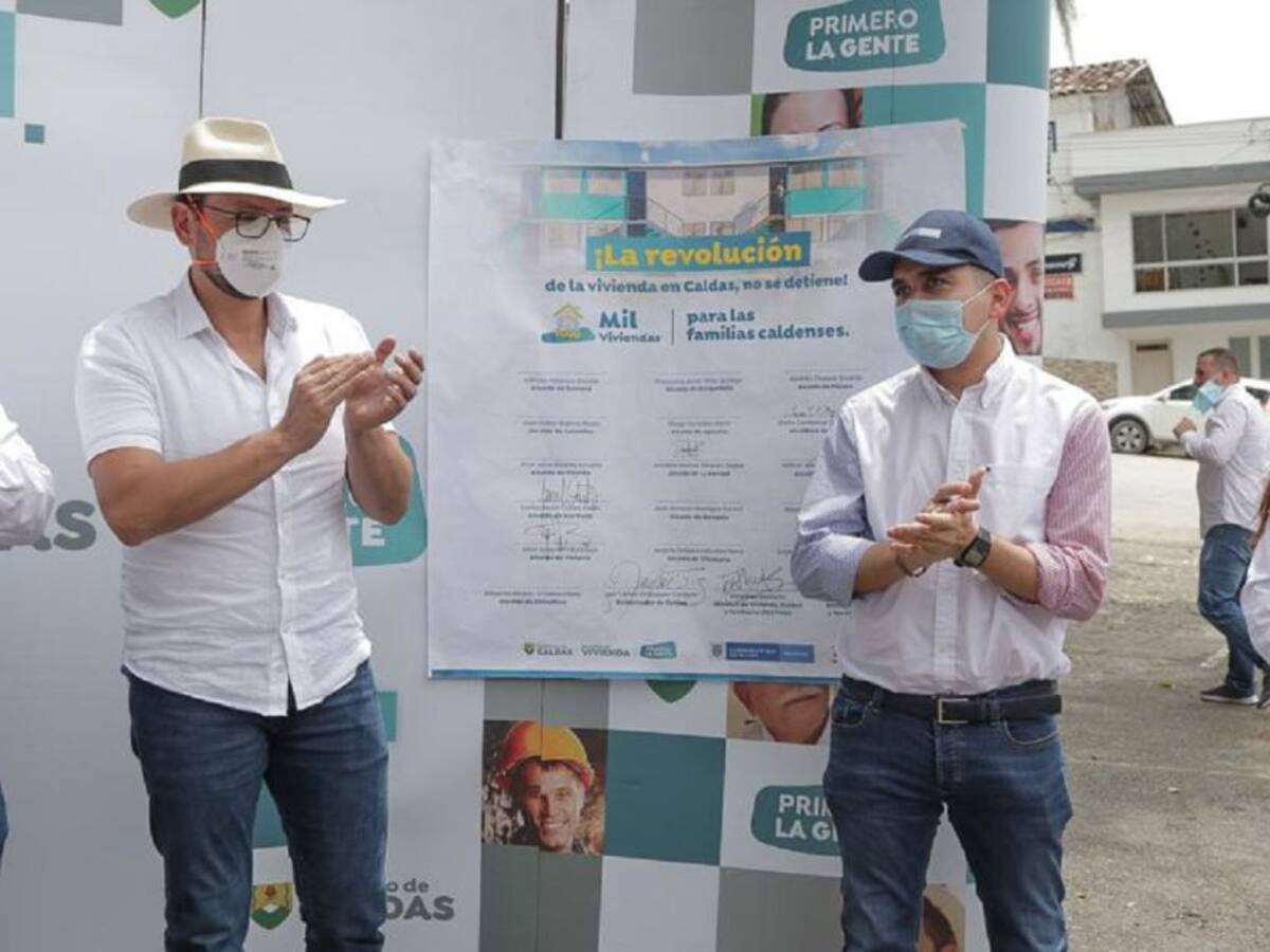 Ministro de Vivienda firmó convenio para construcción de casas en Caldas