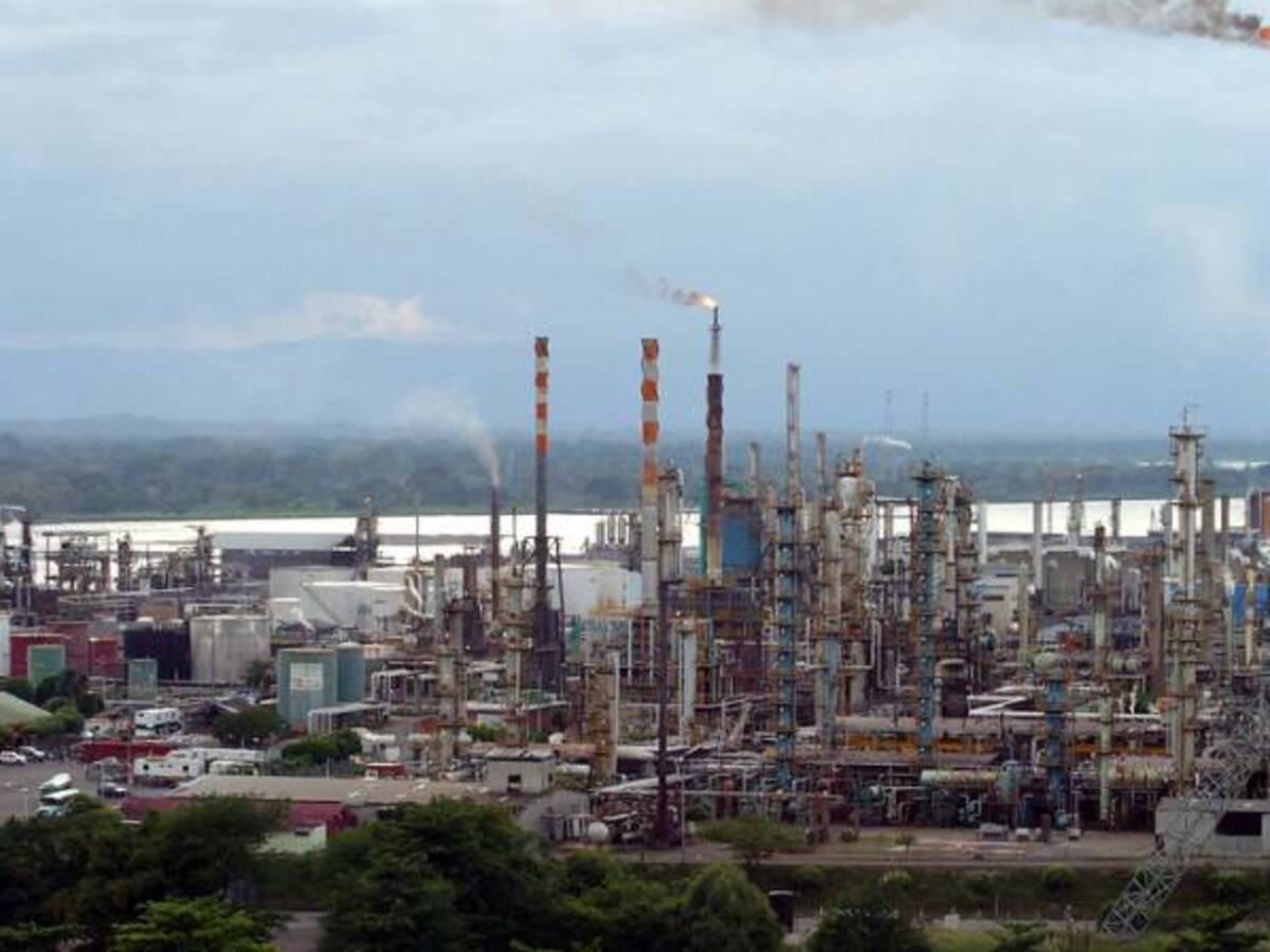 Petróleo podría bajar a 20 dólares el barril: economista Jorge Suárez