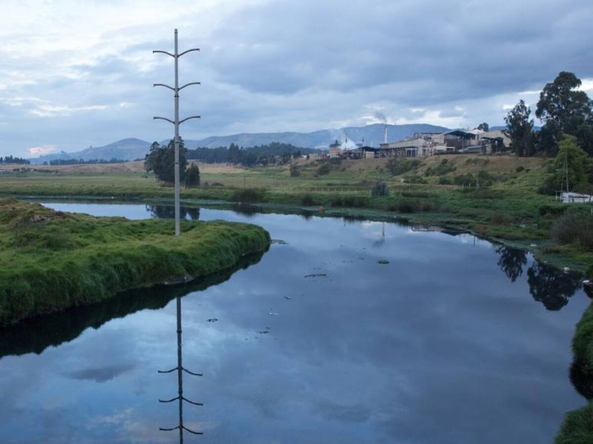 Rescate en el río Bogotá: en 6AM habla el policía que salvó a una mujer y a su bebé de morir ahogadas