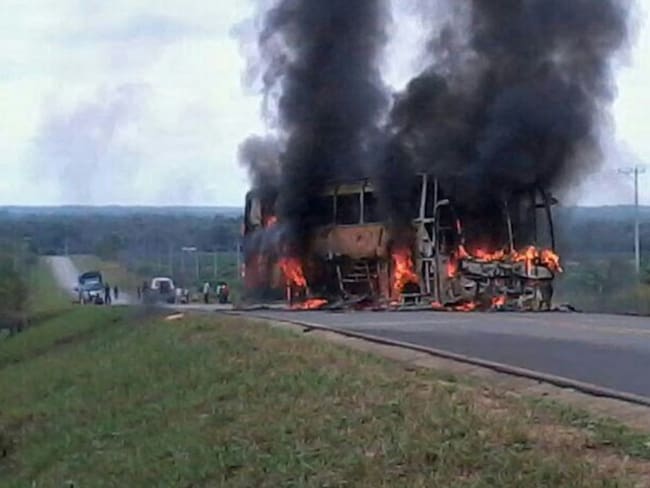 Vándalos incineran bus en la Troncal del Caribe
