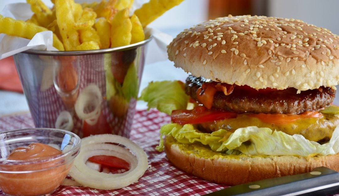 Hamburguesa con papas.