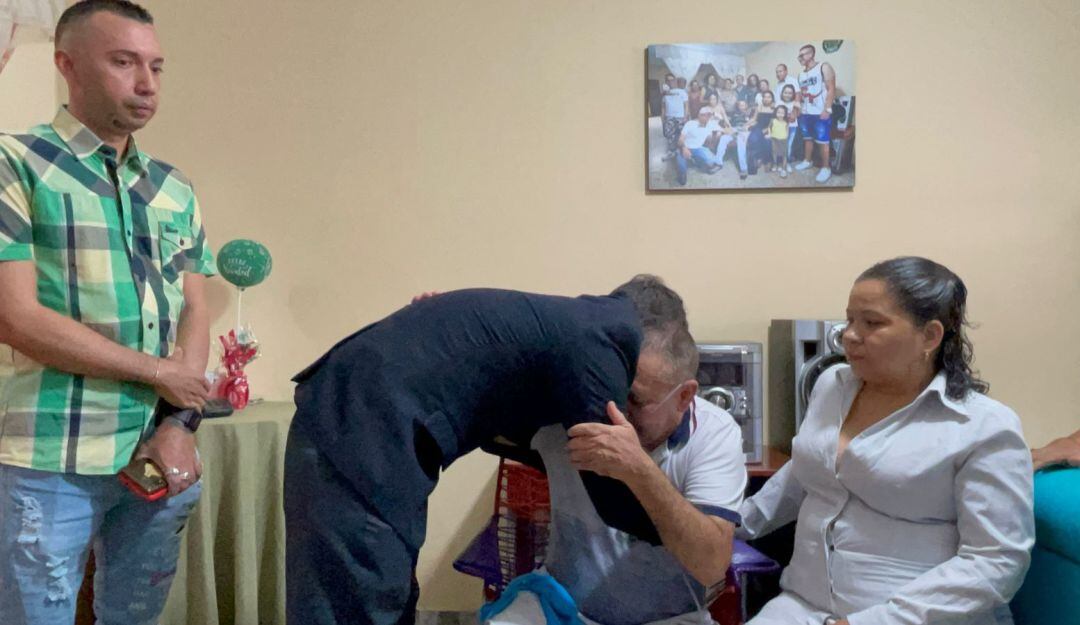 Victor Escobar en compañía de su familia y su abogado Luis Giraldo