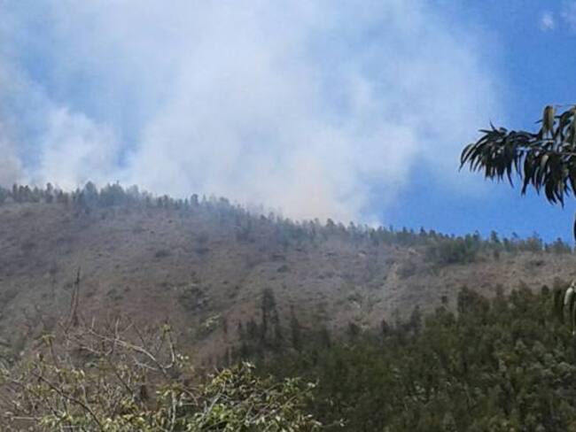 Autoridades tratan de controlar un incendio forestal en Nobsa, Boyacá