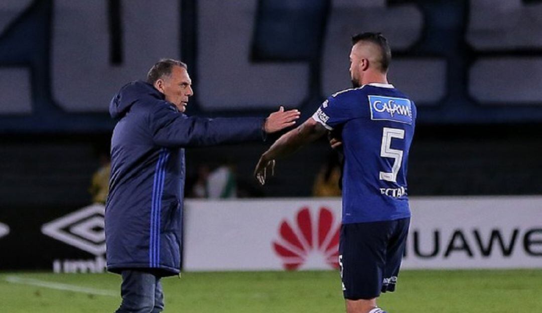 Miguel Russo saludando a Andrés Cadavid en Millonarios (2018).