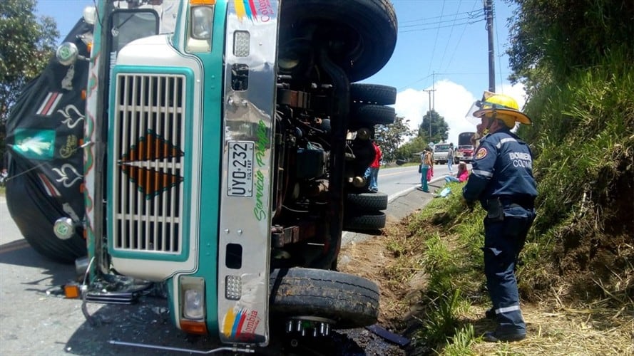 Al parecer, el conductor del automotor perdió el control por fallas en el sistema de frenos, lo que generó que terminara volcado sobre la carretera. Foto: Bomberos Timbío
