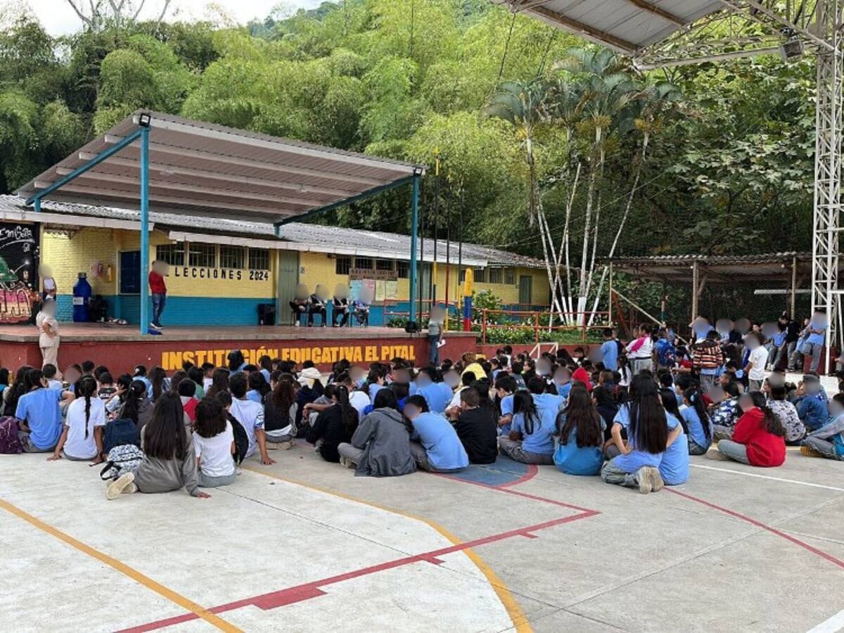 Por presunto acoso y maltrato, estudiantes de un colegio de Pereira denunciaron al rector