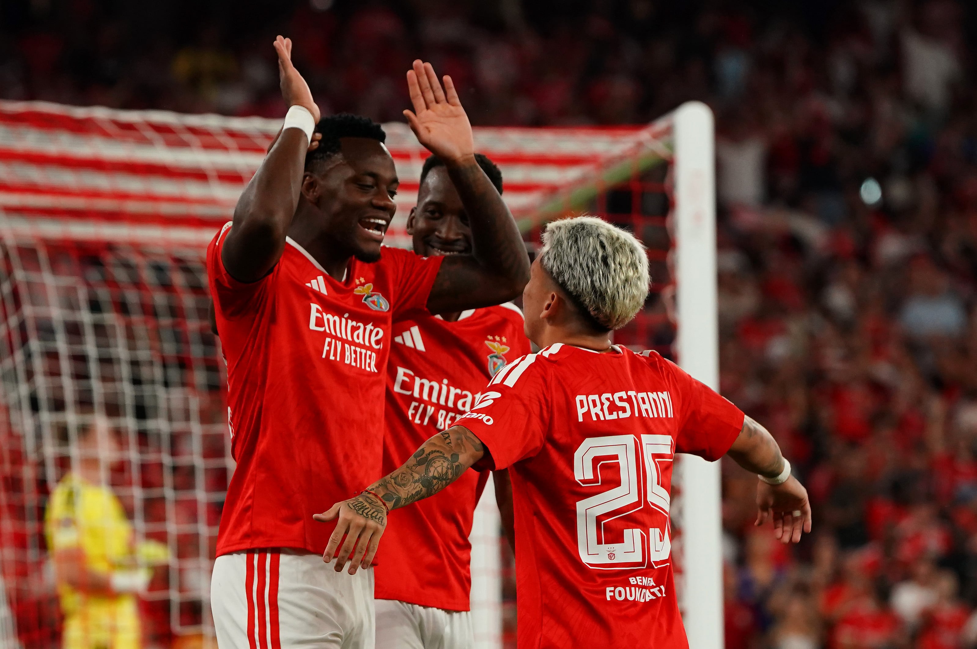Golazo de Jhon Durán en Benfica vs Celtic por UEFA Europa League. (Photo by Gualter Fatia/Getty Images)