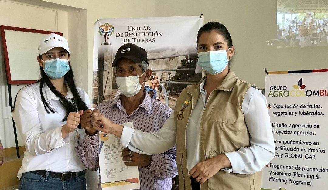 Campesinos restituidos de la vereda Tierra Grata, en El Carmen de Bolívar, firmaron contratos con una agroexportadora