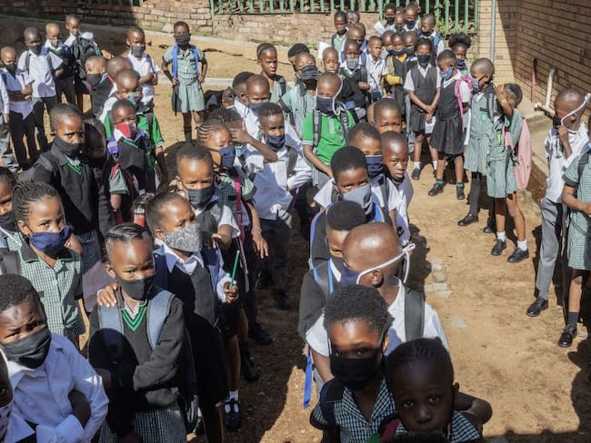 Estudantes sudafricanos inician clases en un colegio de Johannesburgo.