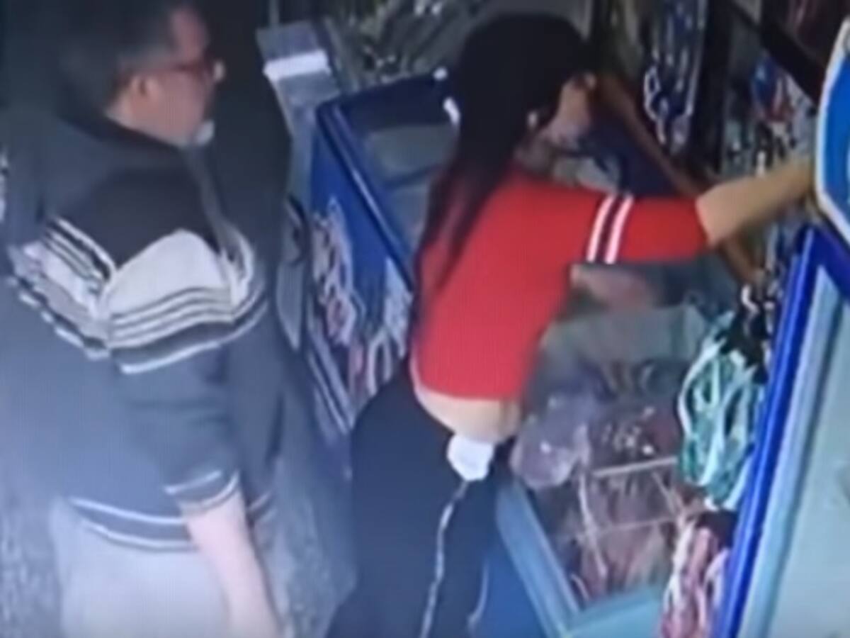 Hombre acosa a una mujer sin saber que lo grababan