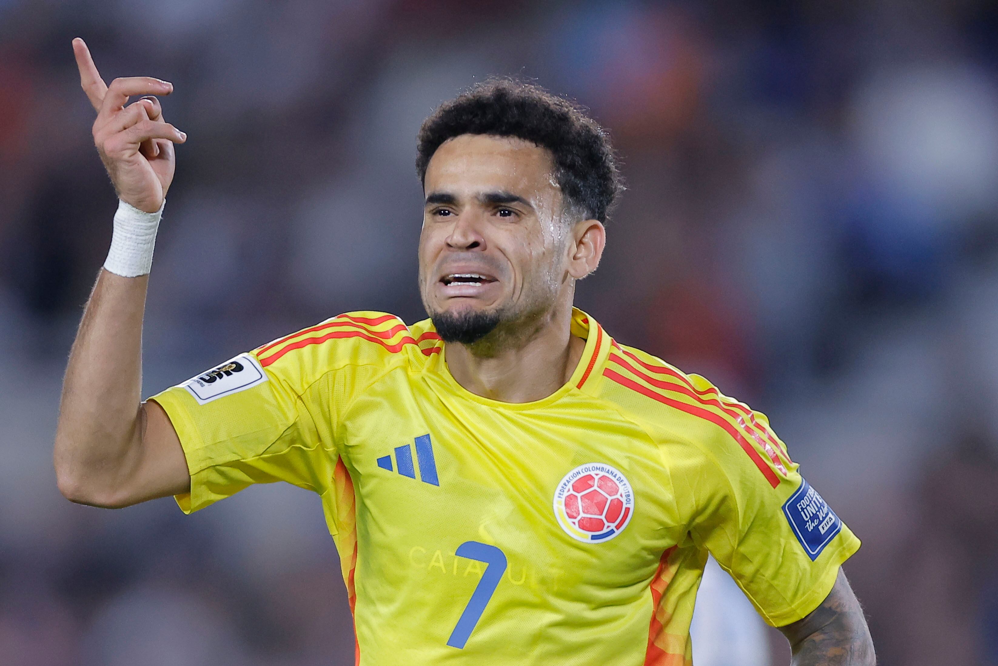 AME5020. BUENOS AIRES (ARGENTINA), 10/06/2025.- Luis Díaz de Colombia celebra un gol este martes, durante un partido por las eliminatorias sudamericanas para el Mundial 2026 entre las selecciones de Argentina y Colombia en el estadio Monumental en Buenos Aires (Argentina). EFE/ Juan Ignacio Roncoroni