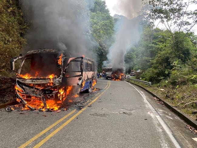 Buses quemados en la vía entre Risaralda y Chocó - Imagen suministrada.